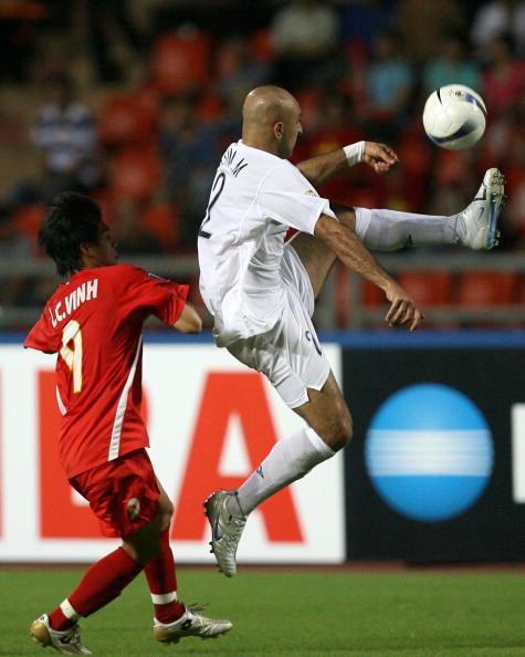Công Vinh đối mặt với Jassim Mohammed Gholam của Iraq trong trận tứ kết Asian Cup 2007 ở Bangkok tháng 7/2007. Trận này đội trưởng Younis Mahmoud của Iraq lập cú đúp để đánh bại tuyển Việt Nam 2-0.